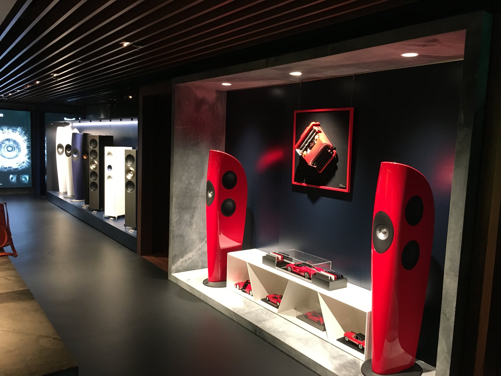 KEF Music Gallery. Фотоотчёт о визите в штаб-квартиру KEF в Гонконге.